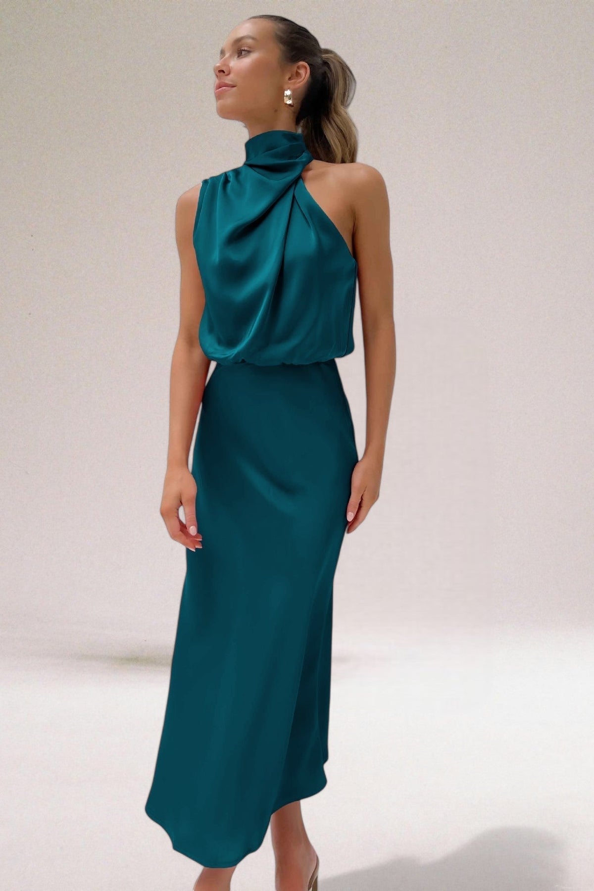 Vestido largo halter drapeado de mujer sin mangas y ajustado