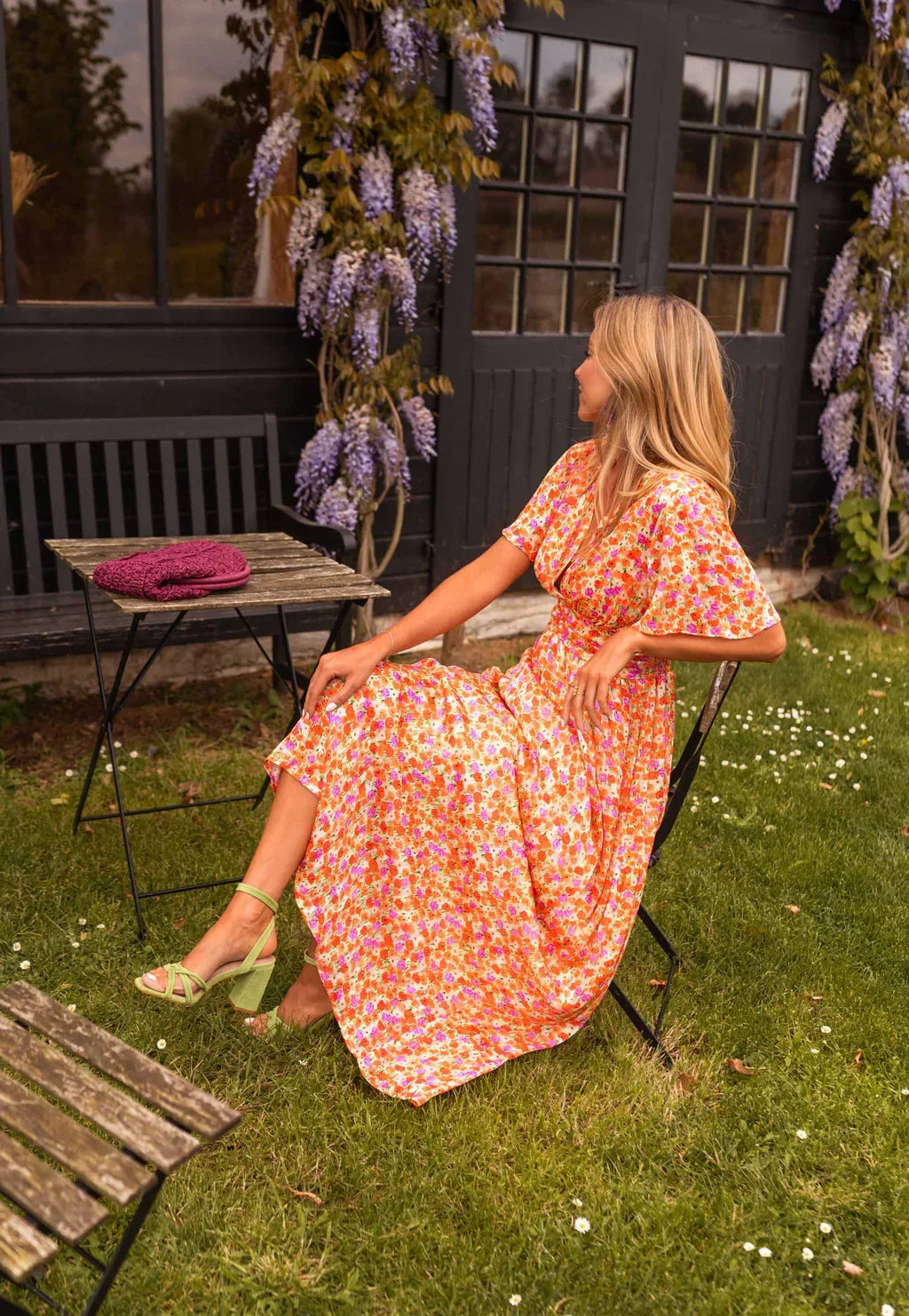 Women's floral maxi dress with V-neckline, short sleeves and defined waist