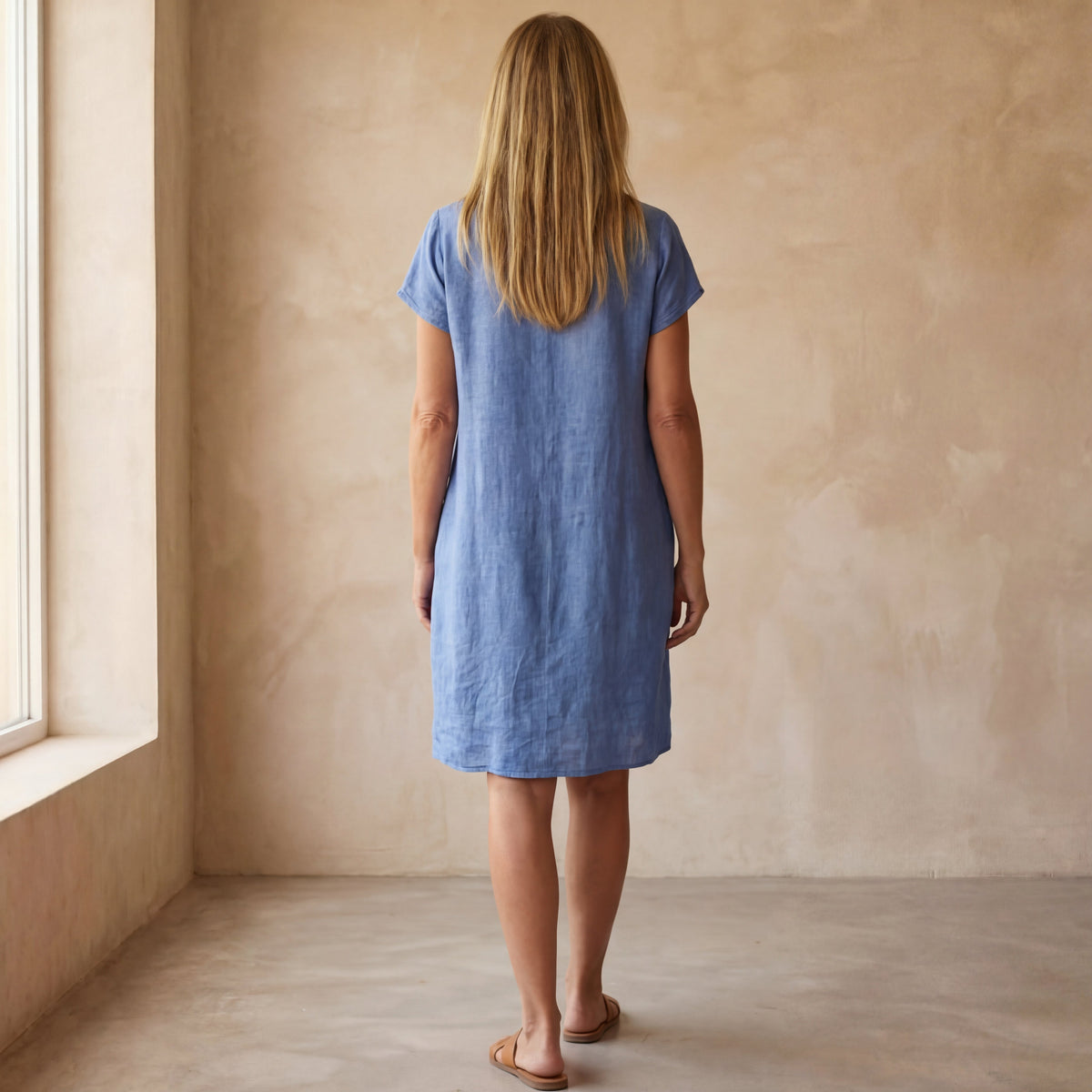 Women's plain short shift dress with round neck, short sleeves and front pockets