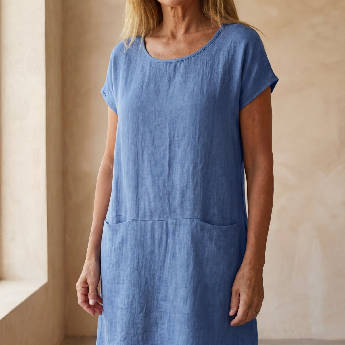 Women's plain short shift dress with round neck, short sleeves and front pockets