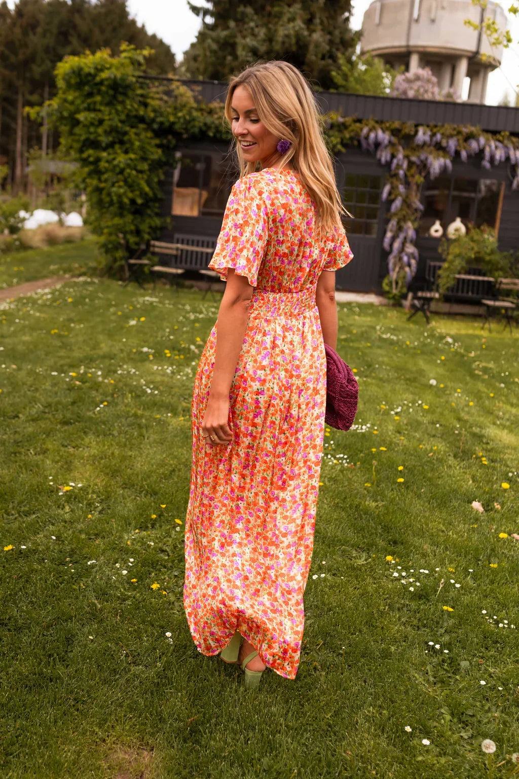 Women's floral maxi dress with V-neckline, short sleeves and defined waist