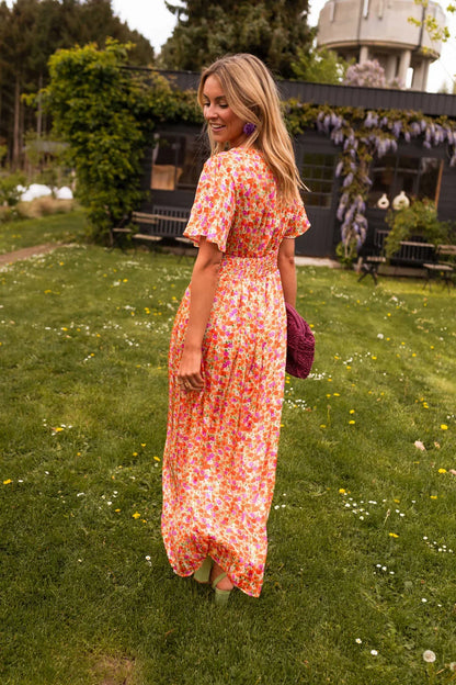 Women's floral maxi dress with V-neckline, short sleeves and defined waist