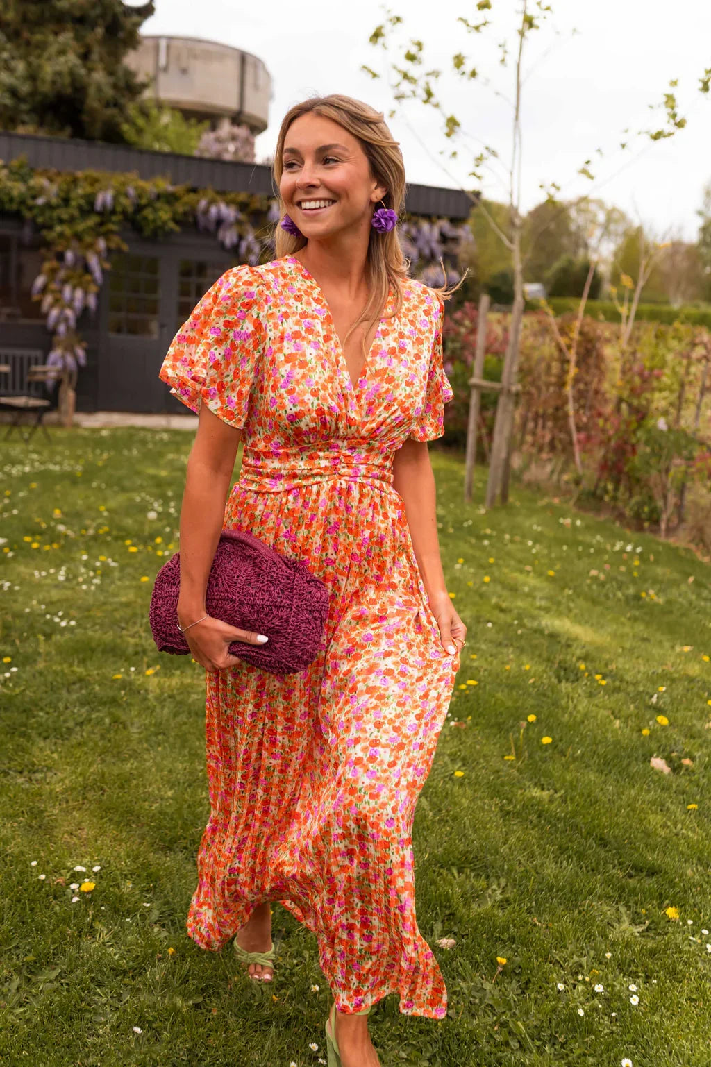 Women's floral maxi dress with V-neckline, short sleeves and defined waist