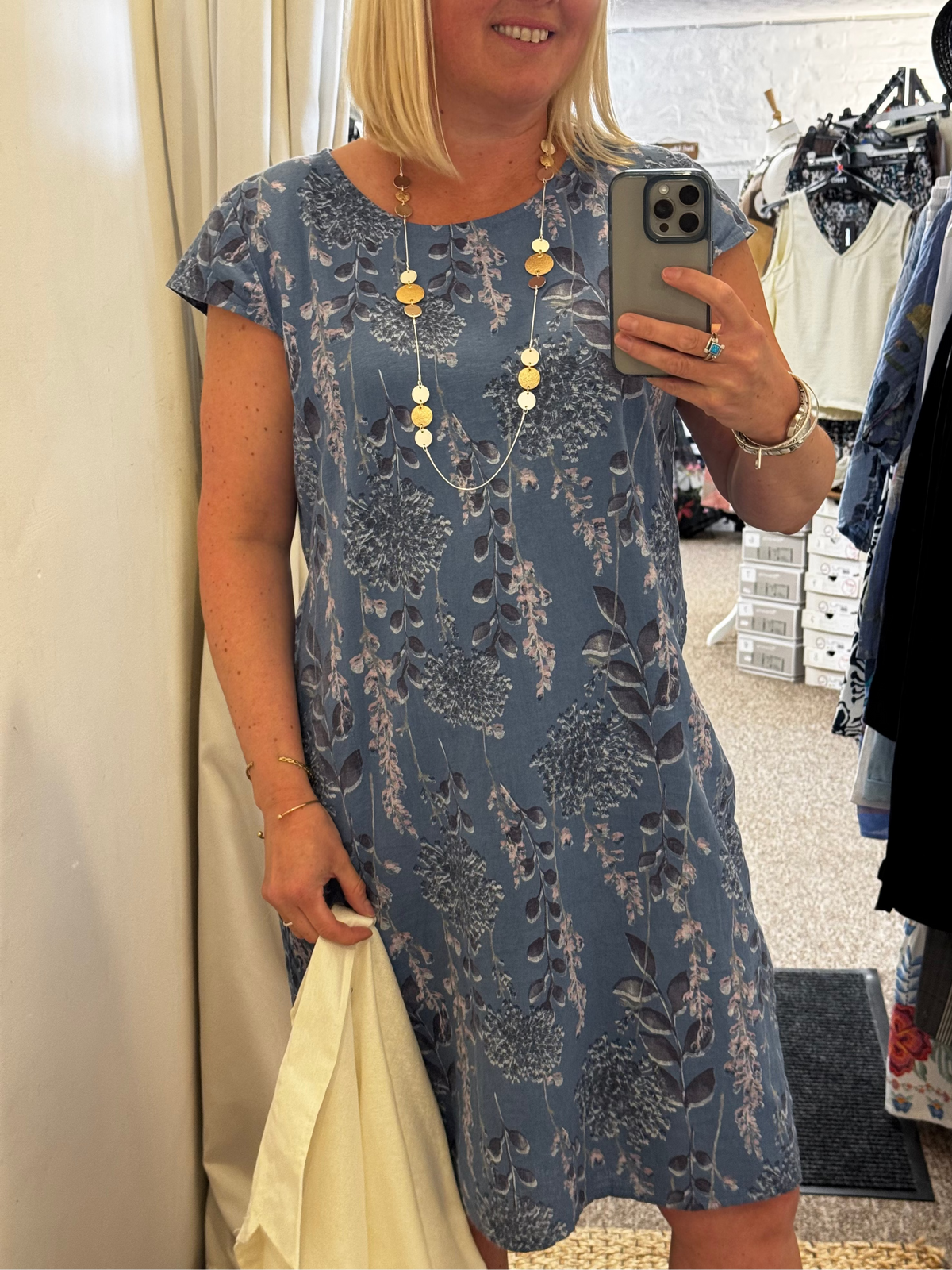 Floral shift dress with round neck and cap sleeves