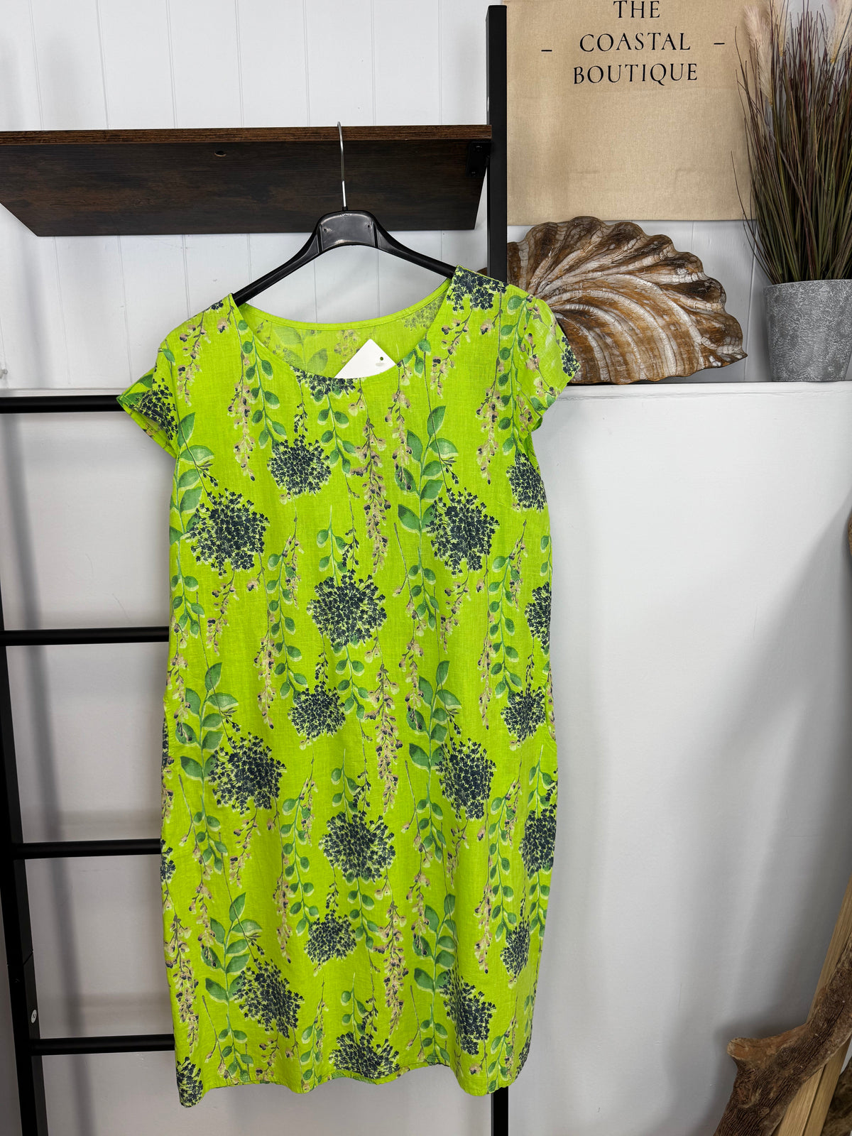 Floral shift dress with round neck and cap sleeves