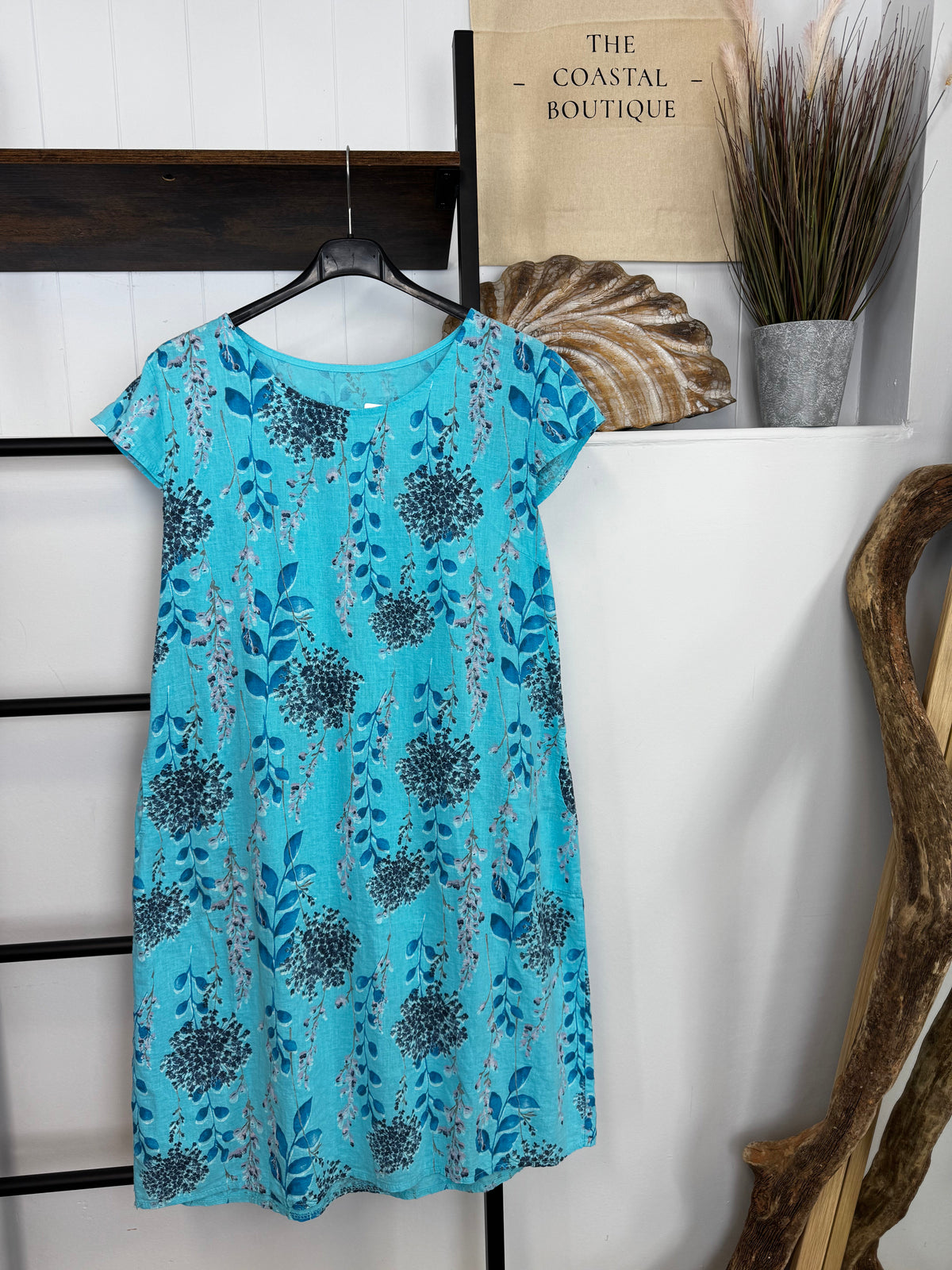 Floral shift dress with round neck and cap sleeves