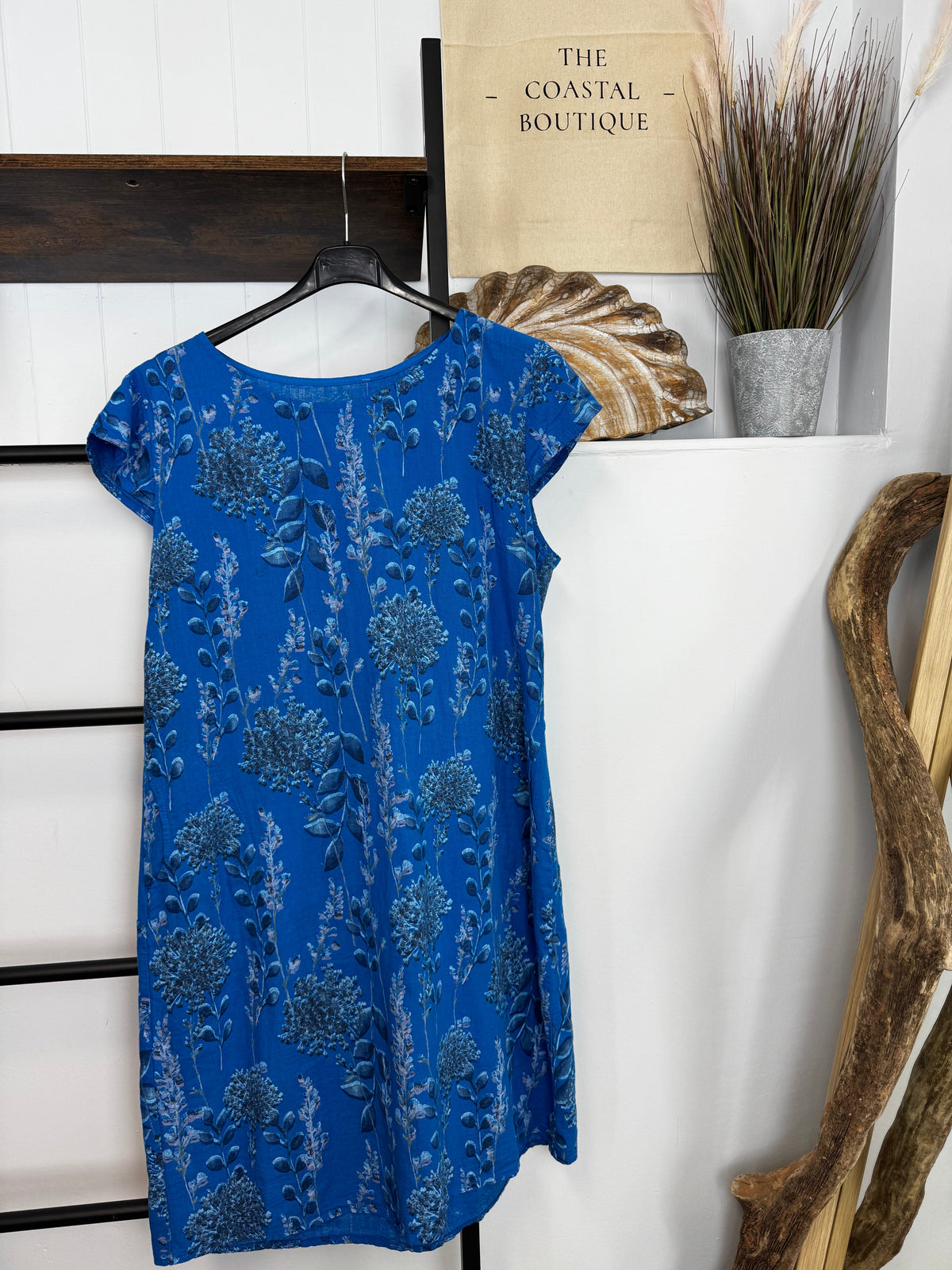 Floral shift dress with round neck and cap sleeves