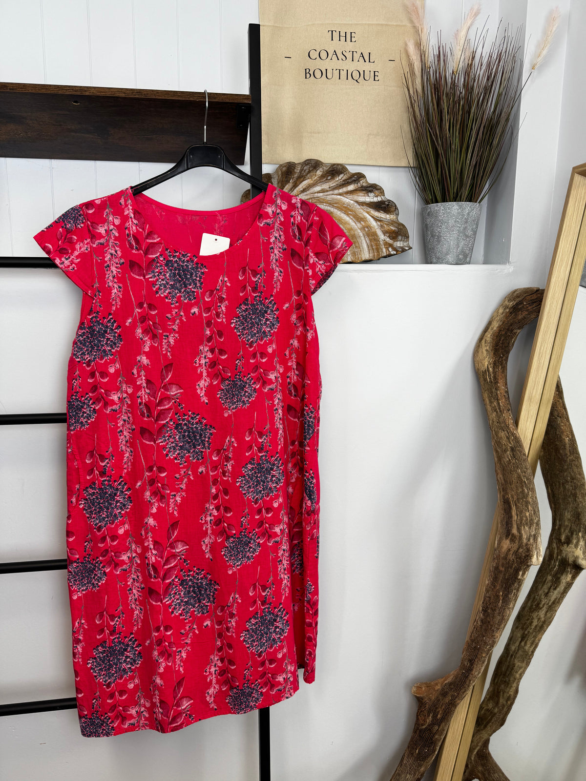 Floral shift dress with round neck and cap sleeves
