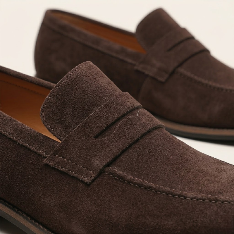 Men's slip-on loafers with penny straps, rounded toes and low heels