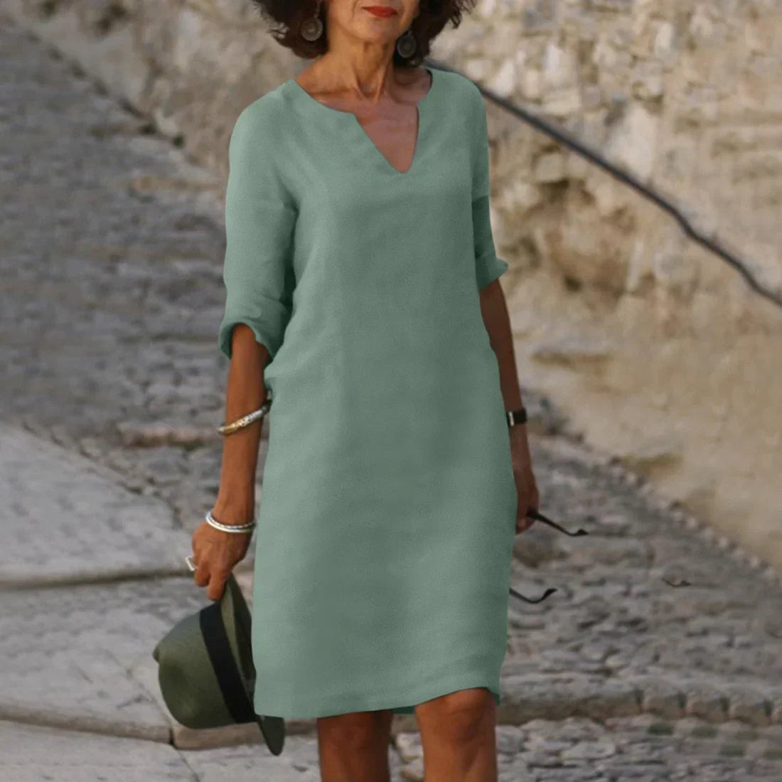 Women's straight mini dress with V-neckline and three-quarter sleeves