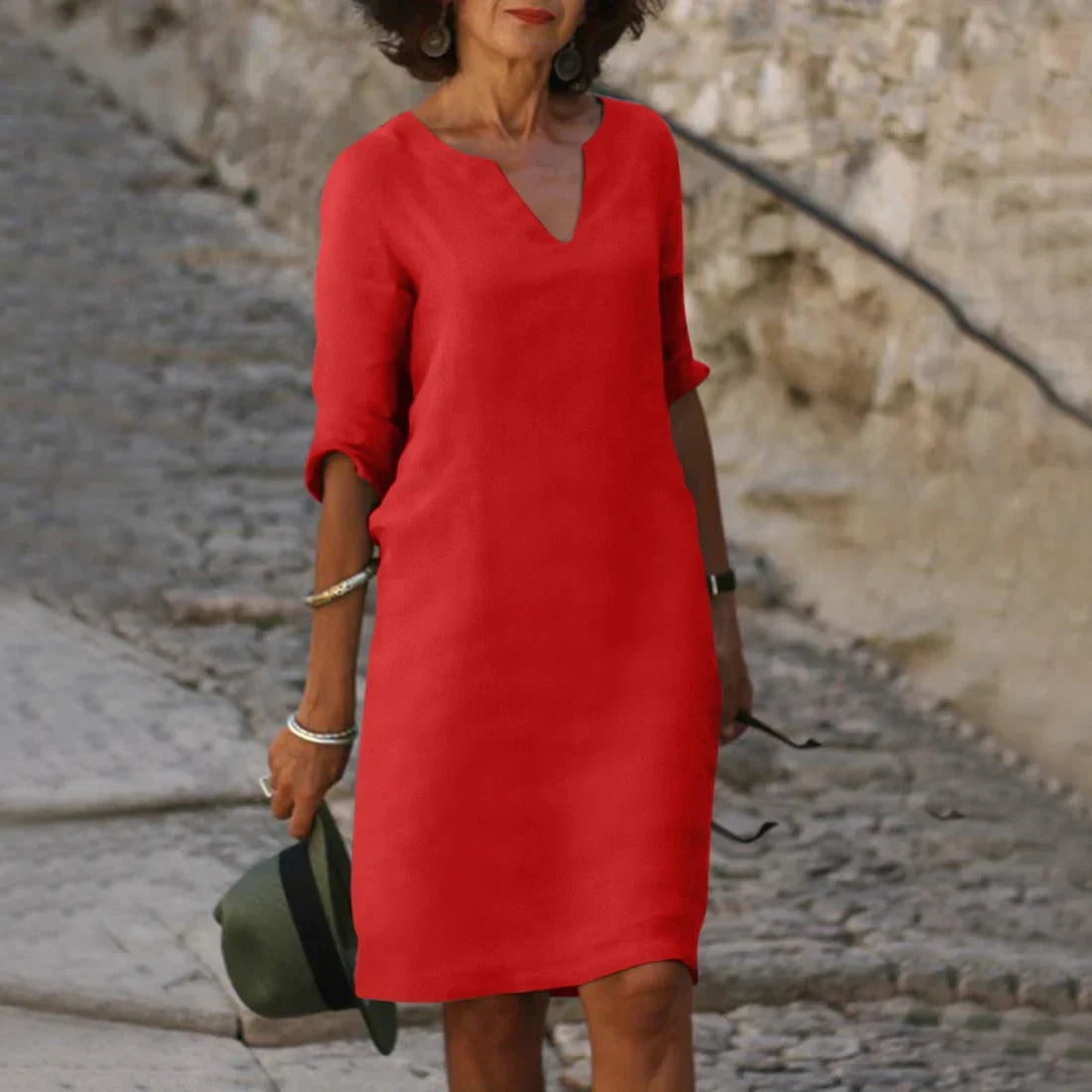 Women's straight mini dress with V-neckline and three-quarter sleeves