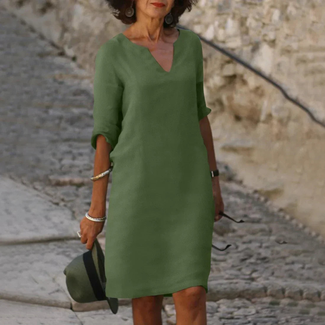 Women's straight mini dress with V-neckline and three-quarter sleeves