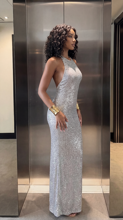 Vestido largo plateado de mujer con lentejuelas, cuello halter y espalda descubierta