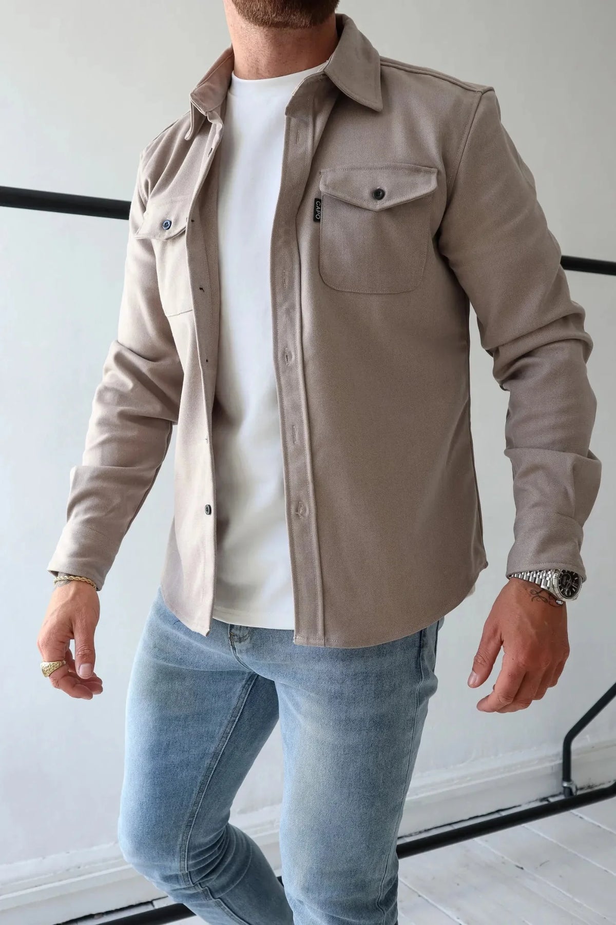 Men's long-sleeve button-up overshirt with two flap chest pockets