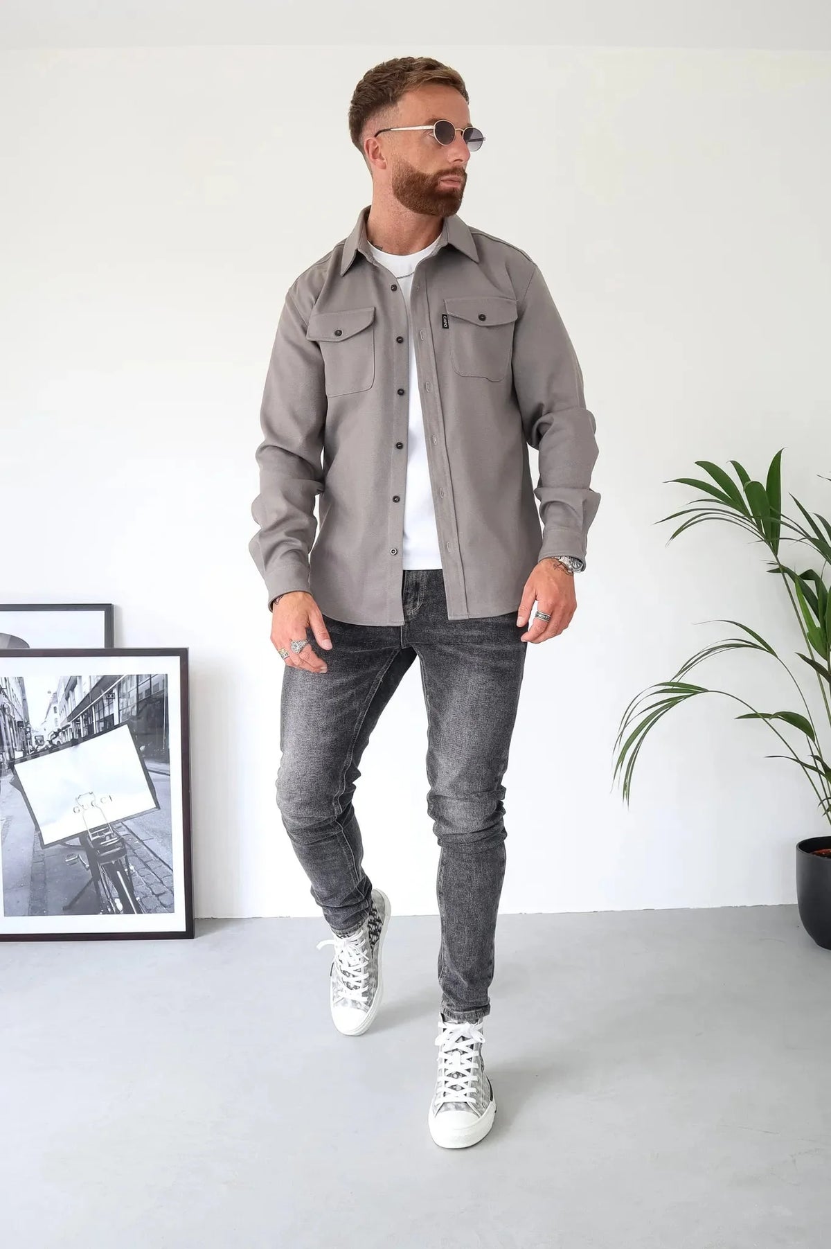 Men's long-sleeve button-up overshirt with two flap chest pockets