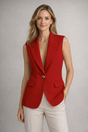 Women's sleeveless notched lapel blazer with button fastening and flap pockets