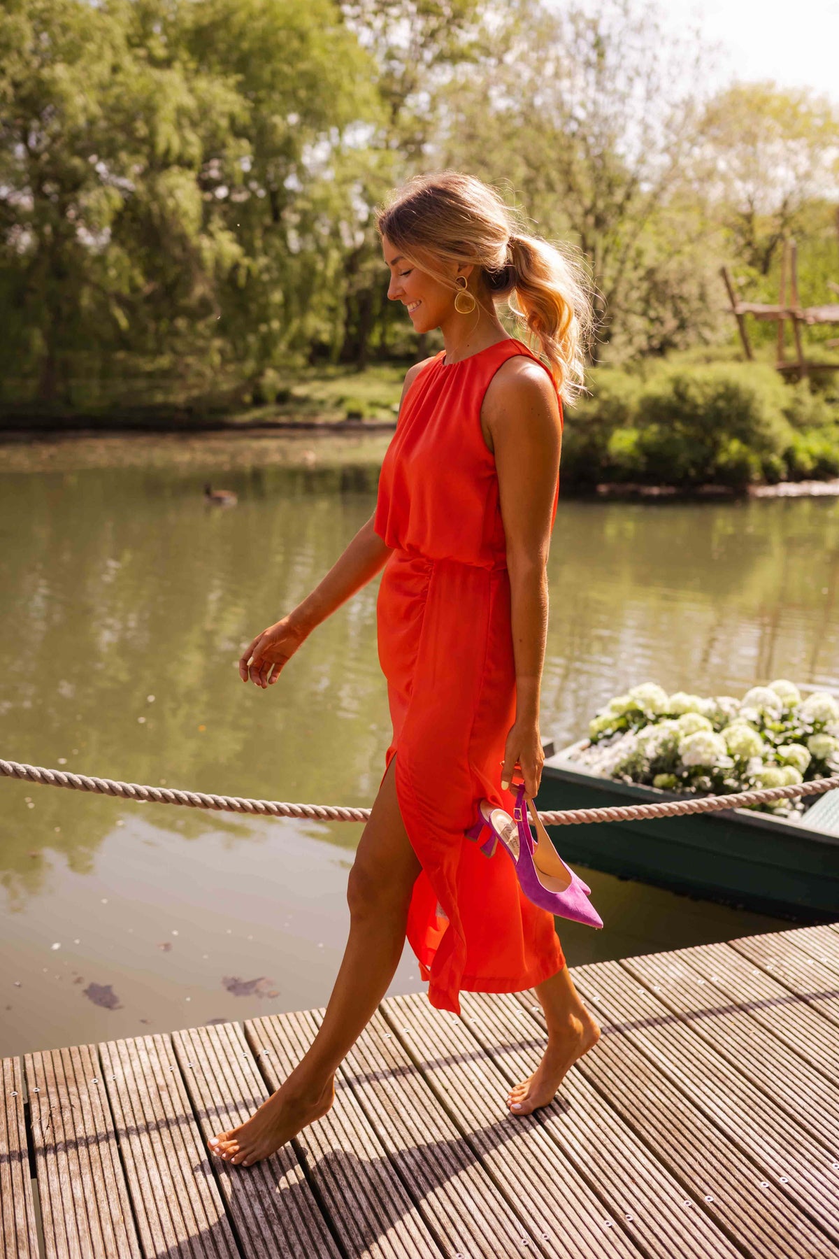 Women's sleeveless midi dress with gathered round neckline and side split
