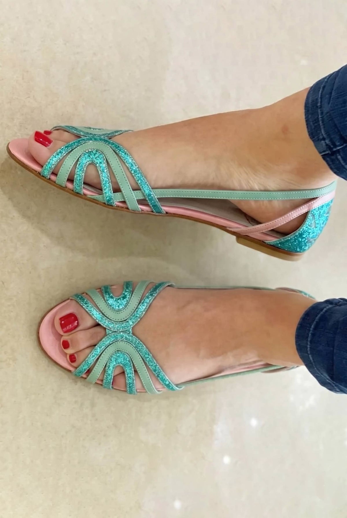 Women's flat sandals with layered straps, open toes and slingback design