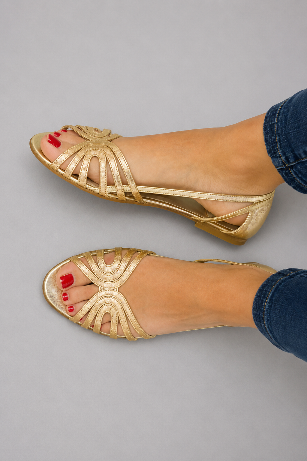 Women's flat sandals with layered straps, open toes and slingback design