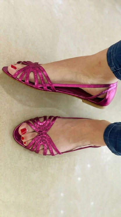 Women's flat sandals with layered straps, open toes and slingback design