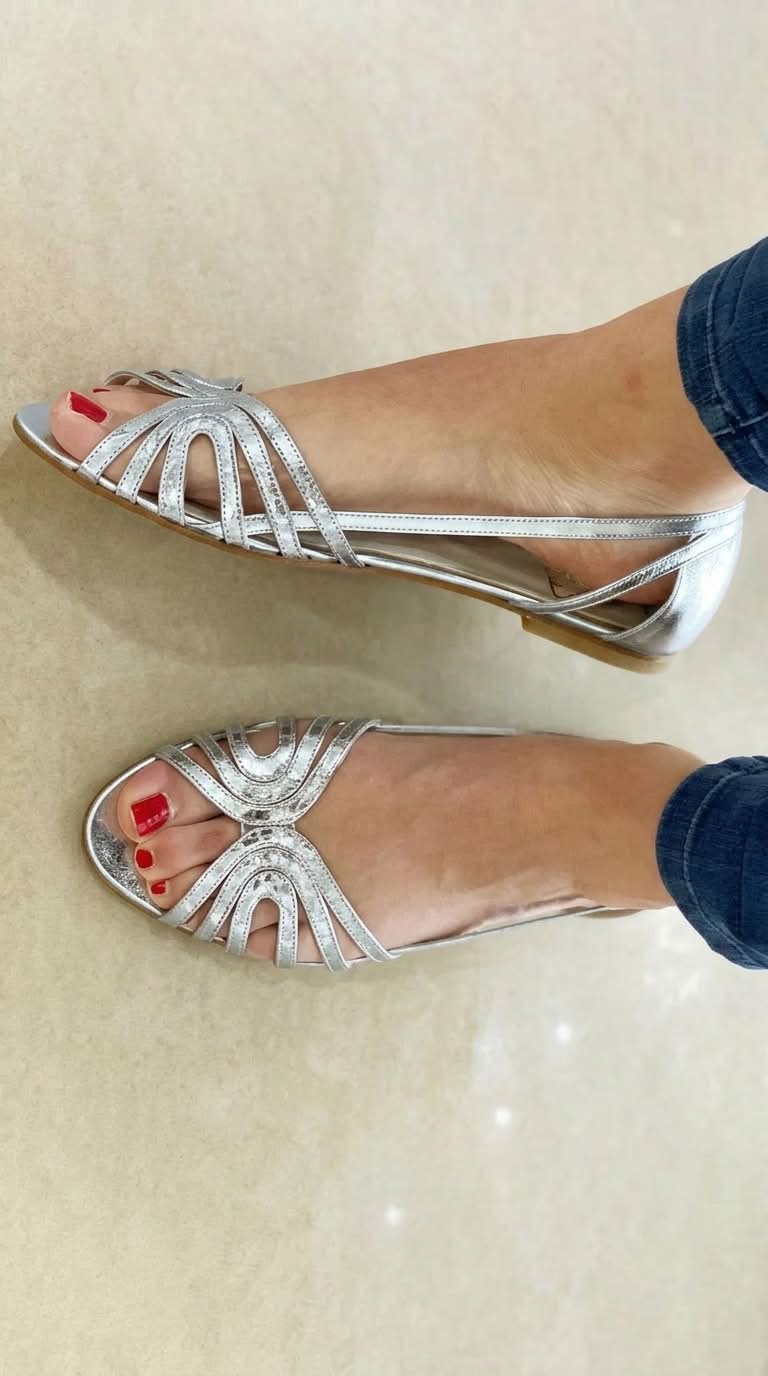 Women's flat sandals with layered straps, open toes and slingback design