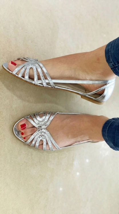 Women's flat sandals with layered straps, open toes and slingback design