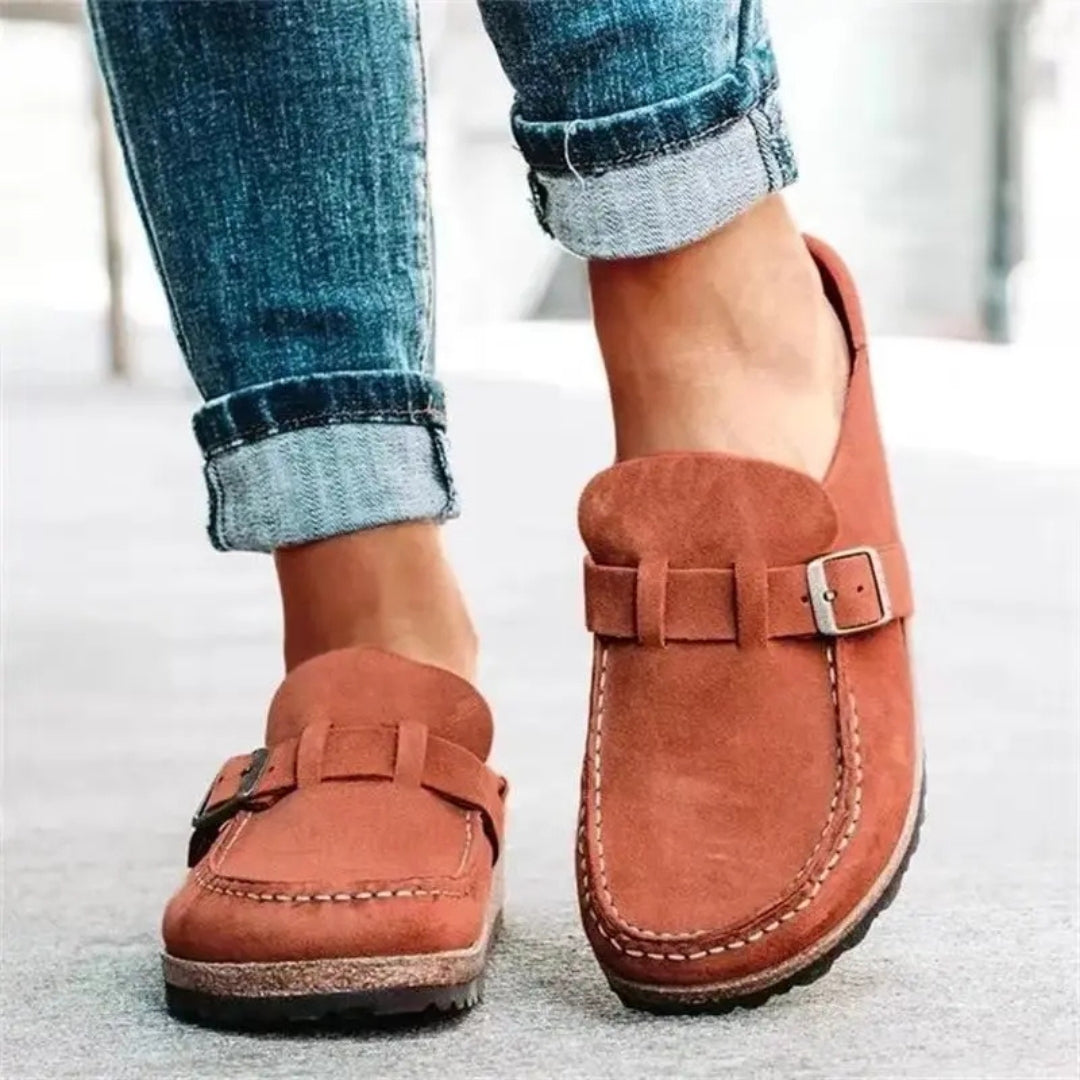 Women's mule sandals with round toes, side buckles and flat layered soles